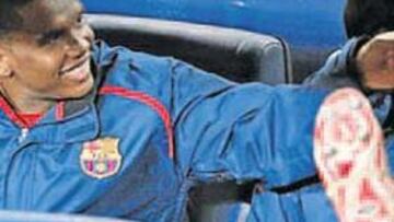 <b>SE QUEDÓ SENTADO. </b>Samuel Etoo, bromeando con Gio van Bronckhorst en el banquillo del Barça.