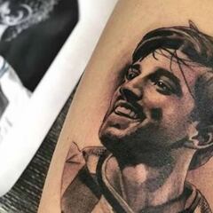 Pizarro conoce a fan que se tatuó su cara en la pierna