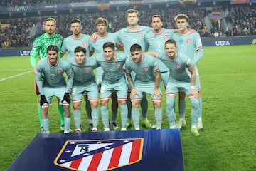 Oblak, Lenglet, Marcos Llorente, Sorloth, José María Giménez y Pablo Barrios; Rodrigo de Paul, Julián Alvarez, Giuliano Simeone, Javi Galán y Connor Gallagher.