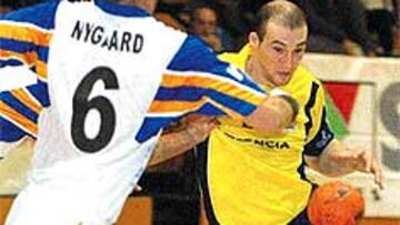 <b>VIGILADO.</B> Panadero significa gol pese a la dureza de las defensas.