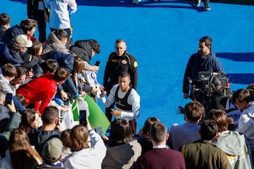 Los jugadores del Real Madrid al final del entrenamiento  atendieron a los aficionados que se dieron cita en el Di Stéfano, un día especial para la comunión del madridismo.