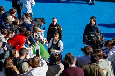 Los jugadores del Real Madrid al final del entrenamiento  atendieron a los aficionados que se dieron cita en el Di Stéfano, un día especial para la comunión del madridismo.