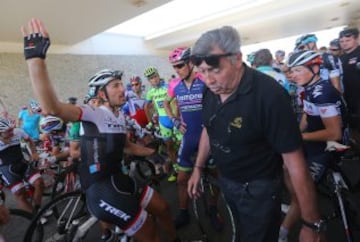 Fabian Cancellara discute con el organizador de la carrera, Eddy Merckx.