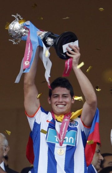 James Rodríguez del Oporto sostiene el trofeo después de ganar lal final de la Copa de Portugal contra Guimaraes en el estadio de Jamor en Lisboa