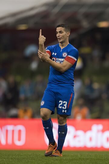 Iván Marcone solamente estuvo seis meses en el futbo mexicano, pero este tiempo bastó para volverse en una pieza clave de Cruz Azul. El mediocampista argentino se convirtió en líder del equipo que jugó la final del Apertura 2018. Marcone pidió su salida para poder firmar con Boca Juniors. La afición se le volteó al futbolista y consideraron que fue poco profesional al final de su etapa.