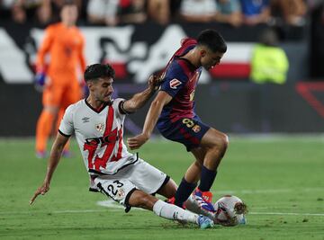 Óscar Valentín lucha por un balón con Pedri.