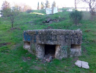 Fueron construidos durante la Guerra Civil Española como puntos estratégicos de defensa. Estas fortificaciones de hormigón se distribuyen alrededor del cerro, cerca del Monumento al Sagrado Corazón. Actualmente, están protegidas por leyes de patrimonio histórico y forman parte de rutas de senderismo.