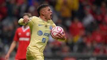 Emilio Lara festeja su gol en contra de los Diablos Rojos del Toluca.