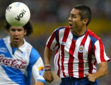 Imagen de la Jornada 11 del Apertura 2004 donde Chivas derrotó 3-1 a Puebla. En la imagen, Ramón Morales, de Chivas, y Óscar Mascorro, de Puebla.