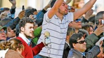 <b>INDIGNACIÓN. </b>Aficionados del Barcelona gritan contra los jugadores y el cuerpo técnico en el entrenamiento de ayer.