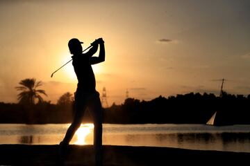 Bonito contraluz del golfista sueco Joakim Lagergren durante el Abu Dhabi HSBC Golf Championship en el Abu Dhabi Golf Club en los Emiratos Árabes. 