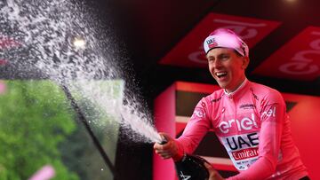 Tadej Pogacar celebra en el podio de Oropa su liderato en el Giro.