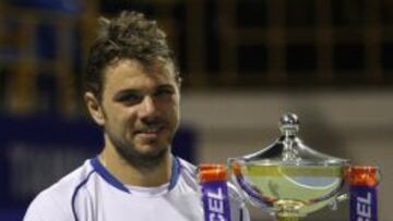Wawrinka con el título de campeón del torneo de Chennai