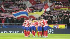 Los jugadores del Atl&eacute;tico hacen pi&ntilde;a antes de un partido de Champions. 