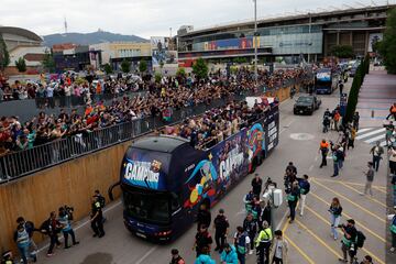 El recorrido de la rúa comenzó a las 18:00 en el Spotify Camp Nou. Desde ahí salieron los autobuses del equipo masculino y el femenino para celebrar juntos sus respectivos títulos ligueros.