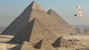 Horacio Llorens sobrevolando las pirámides de Egipto