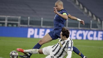 Porto's Pepe vies for the ball with Juventus' Federico Chiesa, on the ground, during the Champions League, round of 16, second leg, soccer match between Juventus and Porto in Turin, Italy, Tuesday, March 9, 2021. (AP Photo/Luca Bruno)