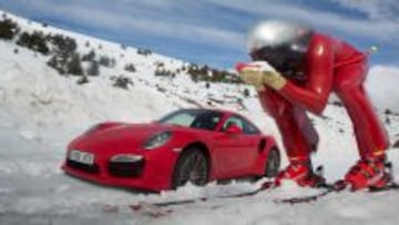 EN LA NIEVE. Farrell posa en la posici&oacute;n que adoptan en su descenso vertiginoso delante del Porsche 911 Turbo: un deportivo de 520 caballos, tracci&oacute;n integral y 180.000 euros.
 
