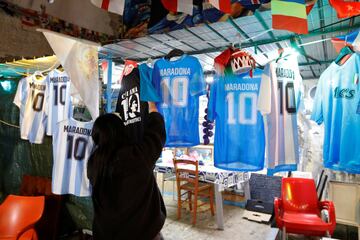 Los aficionados homenajean a Maradona en las calles de Nápoles.