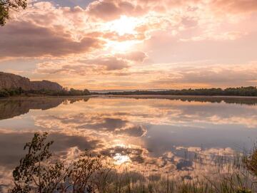 Para los aficionados a los atardeceres naturales traemos el paisaje de la Laguna del Campillo, ubicada en la cuenca baja del río Jarama. En esta zona abundan los humedales que permiten paisajes como el de la imagen, rodeado por el bosque de ribera del propio río Jarama. Especialmente recomendable es también la Laguna de las Madres.