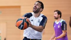 Facuando Campazzo, en un entrenamiento del Real Madrid con Sergio Llull al fondo.