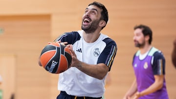 Facuando Campazzo, en un entrenamiento del Real Madrid con Sergio Llull al fondo.