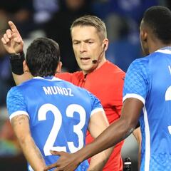 Daniel Muñoz, penal y expulsión en derrota del Genk en UEL