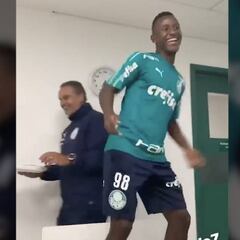 Angulo celebra su ascenso al primer equipo: !Baílalo Iván!