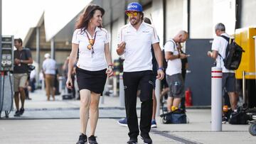 Fernando Alonso en Silverstone con su asistente de prensa.