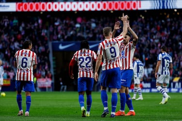 Saque de banda de Giuliano, prolonga Giménez de cabeza y Sorloth finaliza de primeras antes de que bote en el césped el balón