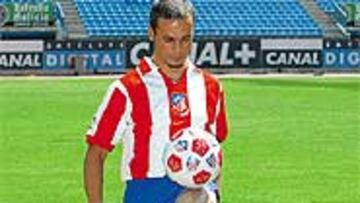 <b>CON MUJER FAMOSA</B>. Demis Nikolaidis no es famoso sólo por su condición de futbolista y su carrera en el AEK de Atenas y en la selección griega.