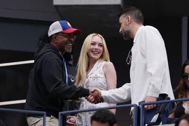 El actor Tim Meadows (izq.) y la actriz Lindsay Lohan (centro) asisten a la final individual masculina entre el italiano Jannik Sinner y el español Carlos Alcaraz.