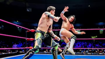 TJP (izq) durante la lucha en contra de Voaldor Jr. (der) en la Arena M&eacute;xico