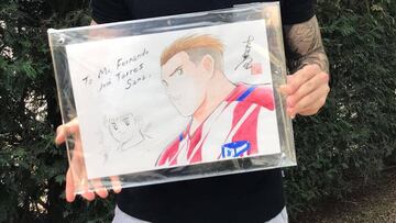 Fernando Torres posa con el regalo de Takahashi. Sale vestido del Atl&eacute;tico.