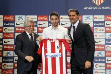 Sime Vrsaljko junto a Enrique Cerezo y Caminero.