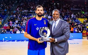 Norris le entrega a Mirotic el trofeo MVP de septiembre de la Liga Endesa.