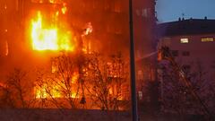 Un incendio de grandes dimensiones arrasa un edificio de 14 plantas generando una gran columna  de fuego y una densa humareda dificultano a los bomberos las labores de extición.  