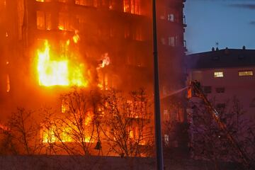 Un incendio de grandes dimensiones arrasa un edificio de 14 plantas generando una gran columna  de fuego y una densa humareda dificultano a los bomberos las labores de extición.