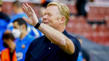 Ronald Koeman saluda a la grada el pasado domingo.