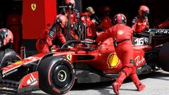 Mecánicos de Ferrari meten el coche de Leclerc en su box de Zandvoort.