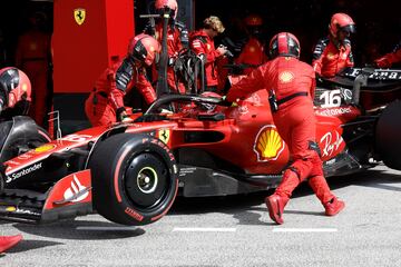 Vuelta 43. Los daños en el fondo plano del Ferrari de Charles Leclerc hicieron que el monegasco tenga que retirar el coche. 