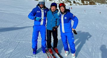 Max Biaggi junto a dos esquiadores