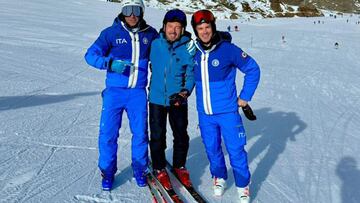 Max Biaggi junto a dos esquiadores