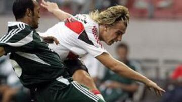 <b>UN RECAMBIO PARA ETOO.</b> El Barcelona se ha fijado en el delantero de River para que entre en la rotación cuando descanso Etoo.