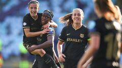 Aitana Bonmat&iacute;, Oshoala y Alexia Putellas celebran el triunfo del Bar&ccedil;a ante el Manchester City. 