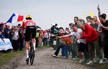 El noruego Soren Waerenskjöld durante la 122.ª edición de París-Roubaix 2025.