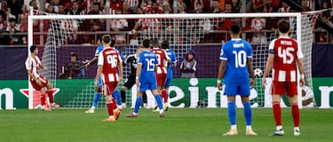 2-3. Centro de Santiago Hezze al corazón del área y Mehdi Taremi, libre de marca, remata de cabeza al palo largo de Andriy Lunin, imparable para el portero del Real Madrid.