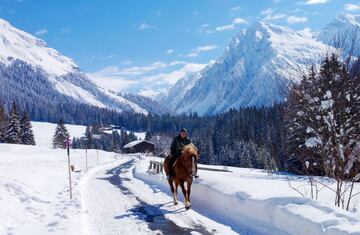 Esta estación en los Alpes es la mezcla perfecta entre un paisaje rural y los hoteles más lujosos. Cuenta con 320 km de pistas excelentes, con buenos fuera de pistas que harán las delicias de los amantes del esquí.