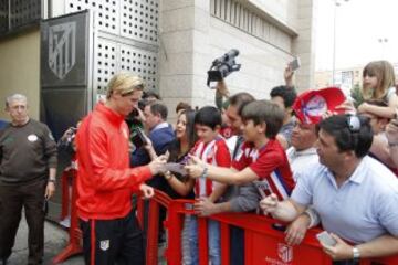 Fernando Torres se acercó a los aficionados que les esperaban a la salida para firmar autógrafos.
