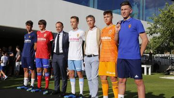 Las nuevas equipaciones del Real Zaragoza.